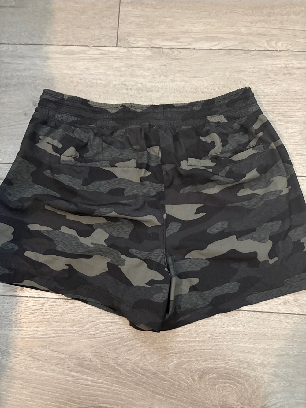 Old Navy women’s  Olive & Black Camo Athletic Shorts Size m - Picture 3 of 5